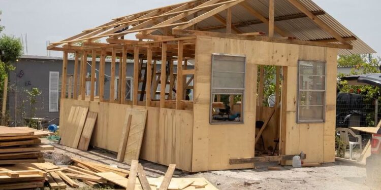 Beto Granados cumple compromiso con familia afectada e inicia construcción de cuarto habitación
