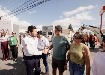 Beto Granados supervisa obra de drenaje sanitario en la colonia Buenavista