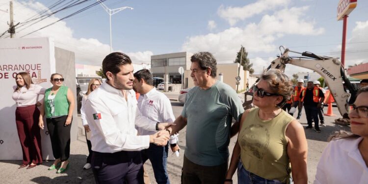 Beto Granados supervisa obra de drenaje sanitario en la colonia Buenavista