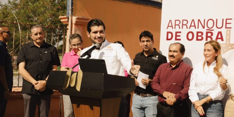 Beto Granados inicia pavimentación de la calle Maya en la colonia La India