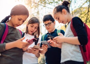 Inician foros sobre regular IA y redes sociales en escuelas en México