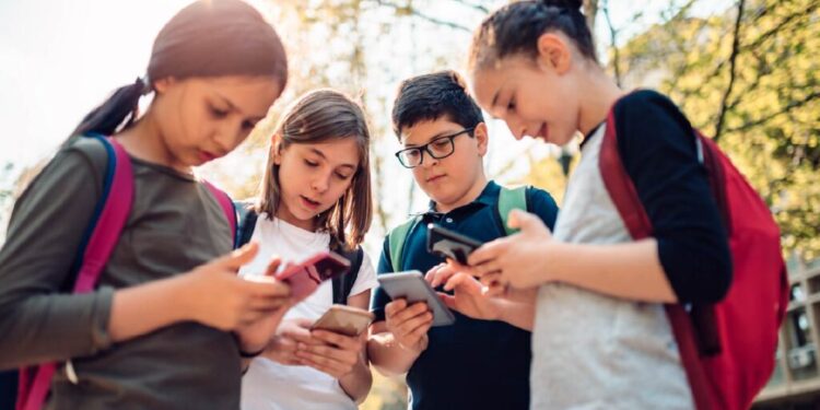 Inician foros sobre regular IA y redes sociales en escuelas en México