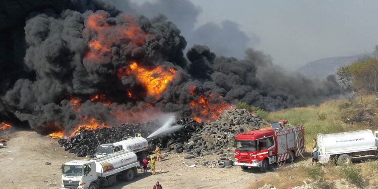 Provocan incendio en basurero de Ciudad Victoria y se queman 25 mil llantas