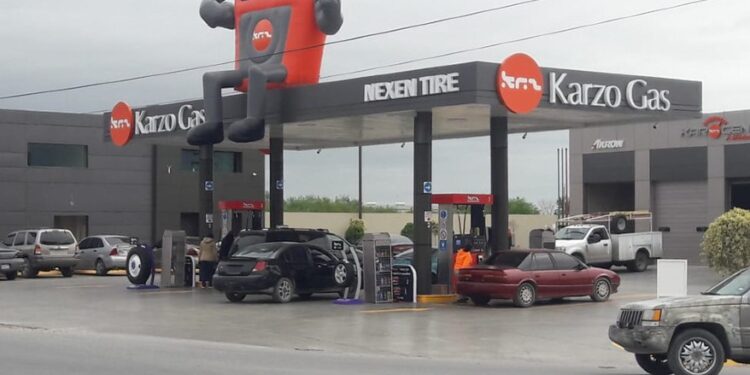 Acusan a conductor de robar dinero en gasolinera de Matamoros; lo exhiben en video
