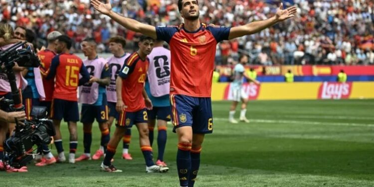 Jugadores de España celebran el gol de Mikel Merino que dio el pase a semifinales del Mundial 2026 ante Bélgica.