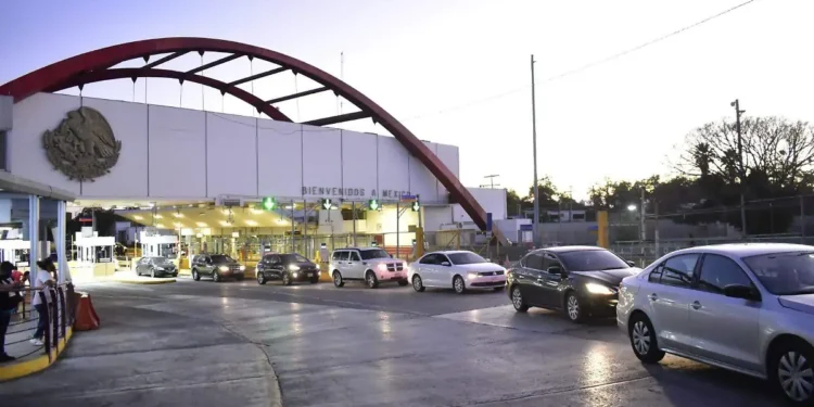Revisión con rayos X en puentes internacionales de Matamoros provoca largas filas