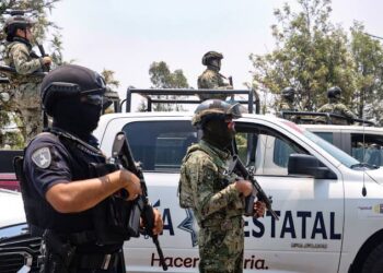 Militares resguardan la zona tras un enfrentamiento en Reynosa donde fueron aseguradas armas y equipo táctico.