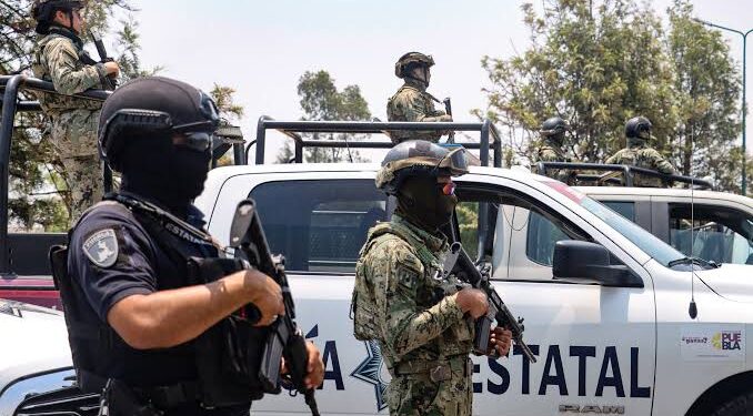 Militares resguardan la zona tras un enfrentamiento en Reynosa donde fueron aseguradas armas y equipo táctico.