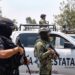 Militares resguardan la zona tras un enfrentamiento en Reynosa donde fueron aseguradas armas y equipo táctico.