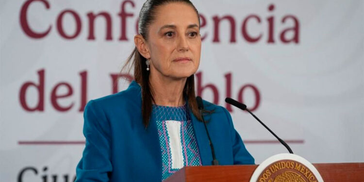 Claudia Sheinbaum durante conferencia donde respondió a los señalamientos de la DEA sobre presuntos vínculos con cárteles.
