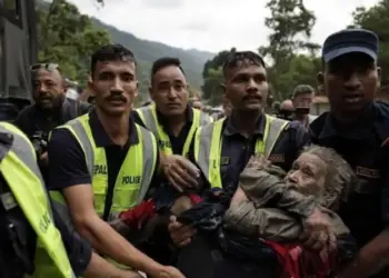 Tragedia por riada en Nepal suma casi 400 muertes y esta sería la causa