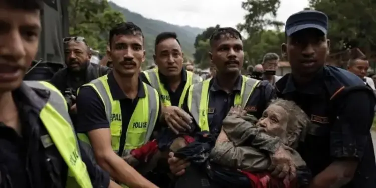 Tragedia por riada en Nepal suma casi 400 muertes y esta sería la causa