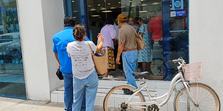 Centros de atención en Matamoros, con alta afluencia para desbloqueo de líneas telefónicas