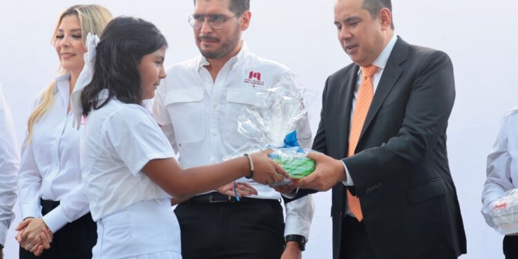 Da secretario de Finanzas banderazo inicial al ciclo escolar 2026-2027 en Matamoros