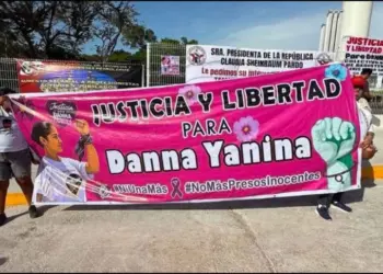 Protesta por caso Dafne en evento de Sheinbaum: exigen libertad de Yanina N