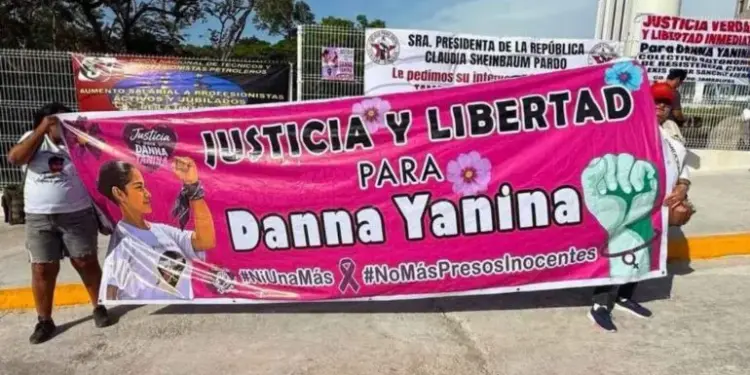 Protesta por caso Dafne en evento de Sheinbaum: exigen libertad de Yanina N