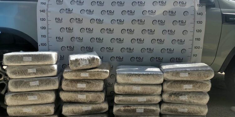 Dejan camioneta cargada con droga en Miguel Alemán
