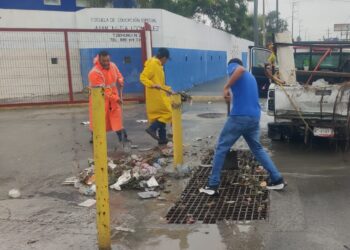 Fuerte lluvia en Reynosa provoca inundaciones, apagones y autos varados