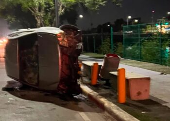 Volcadura en Parque Lineal de Reynosa: conductor sale ileso y abandona el auto