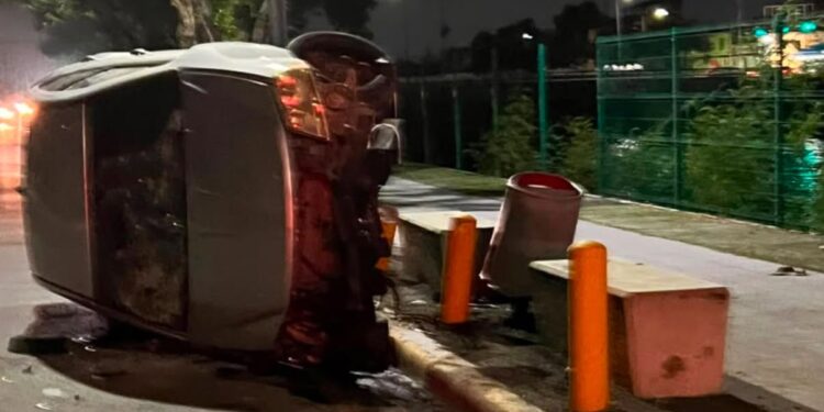 Volcadura en Parque Lineal de Reynosa: conductor sale ileso y abandona el auto