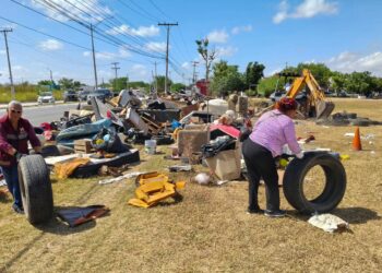 Cuadrillas municipales realizan acciones de limpieza y recuperación de espacios públicos en Matamoros.