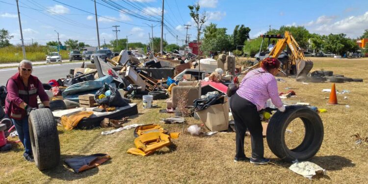Cuadrillas municipales realizan acciones de limpieza y recuperación de espacios públicos en Matamoros.