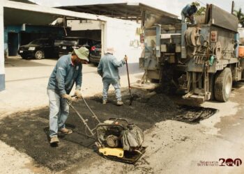 Trabajadores realizan obras de infraestructura y mejoramiento vial en colonias de Matamoros.