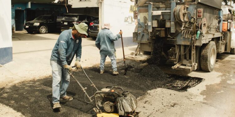 Trabajadores realizan obras de infraestructura y mejoramiento vial en colonias de Matamoros.