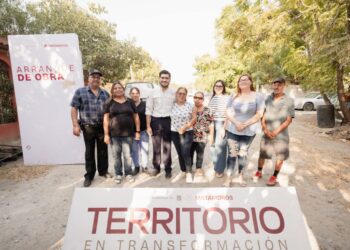 El alcalde Beto Granados durante el banderazo de inicio de la pavimentación de la calle Ingenieros