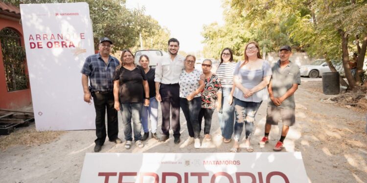 El alcalde Beto Granados durante el banderazo de inicio de la pavimentación de la calle Ingenieros