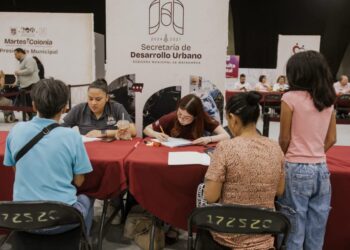 Personal de dependencias municipales atiende a familias durante una audiencia pública en Matamoros.
