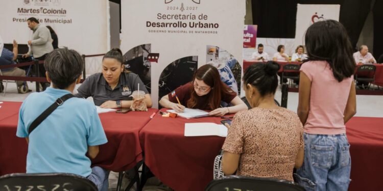 Personal de dependencias municipales atiende a familias durante una audiencia pública en Matamoros.