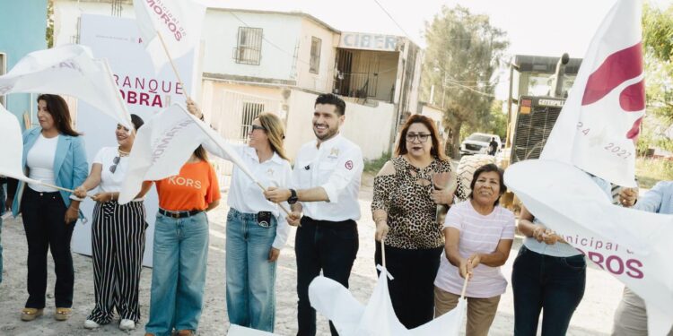 Beto Granados encabeza el inicio de la pavimentación de la calle Miguel Alemán en Matamoros.