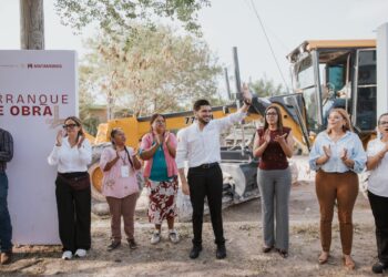 Beto Granados encabeza el arranque de la pavimentación de la calle Jonás.