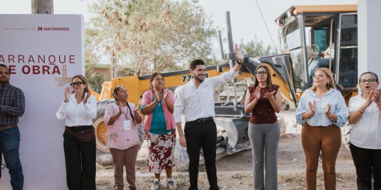 Beto Granados encabeza el arranque de la pavimentación de la calle Jonás.