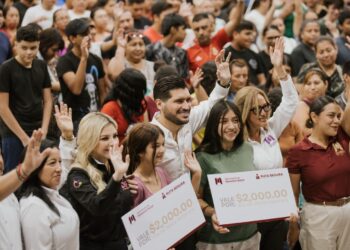 Beto Granados entrega apoyos económicos a estudiantes de Matamoros