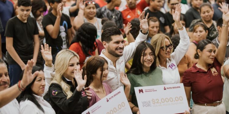 Beto Granados entrega apoyos económicos a estudiantes de Matamoros