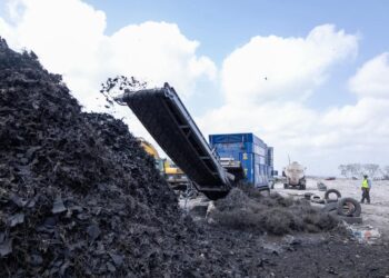 Máquina trituradora procesa llantas usadas en Matamoros.