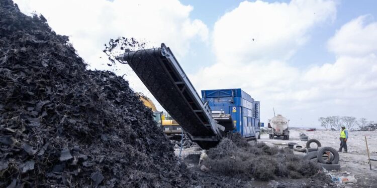 Máquina trituradora procesa llantas usadas en Matamoros.