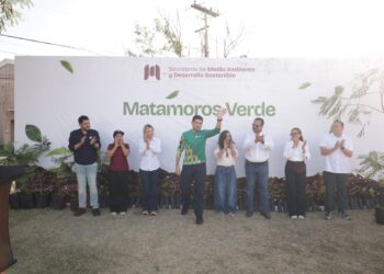 Beto Granados participa en la plantación de árboles en el fraccionamiento Los Presidentes.