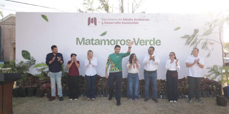 Beto Granados participa en la plantación de árboles en el fraccionamiento Los Presidentes.