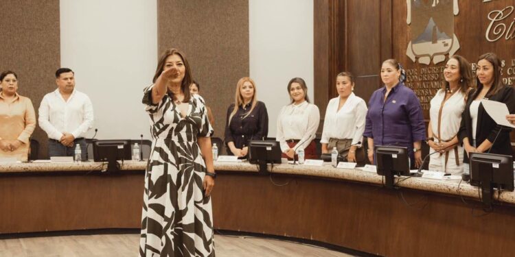 Alejandra Salazar Rodríguez rinde protesta como regidora del Ayuntamiento de Matamoros.