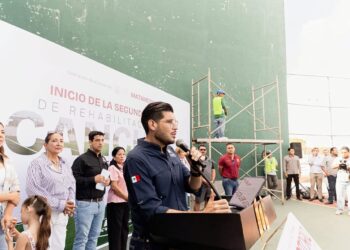 Beto Granados encabeza el arranque de la rehabilitación de las Canchas del Cambio.