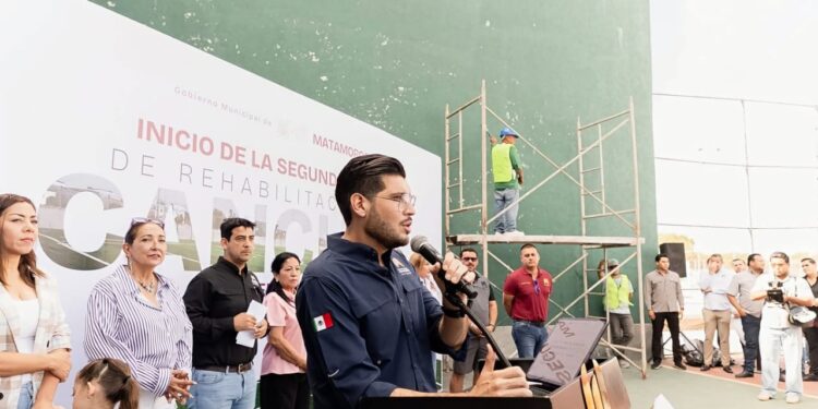 Beto Granados encabeza el arranque de la rehabilitación de las Canchas del Cambio.