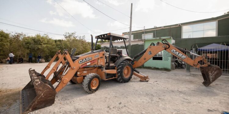 Beto Granados encabeza el arranque de pavimentación en Ampliación Solidaridad.