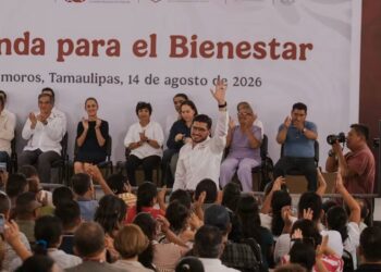 Beto Granados acompaña a Claudia Sheinbaum durante la entrega de viviendas en Matamoros.