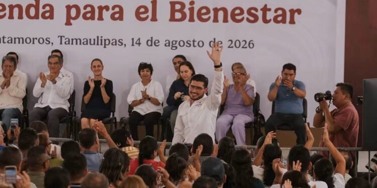 Beto Granados acompaña a Claudia Sheinbaum durante la entrega de viviendas en Matamoros.
