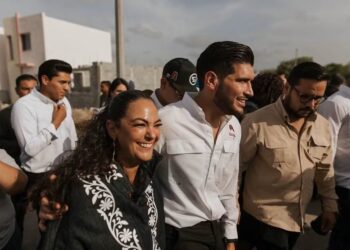 Beto Granados participa en la entrega de escrituras y liquidaciones de créditos en Matamoros.