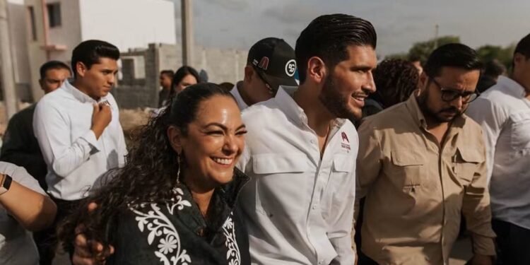 Beto Granados participa en la entrega de escrituras y liquidaciones de créditos en Matamoros.