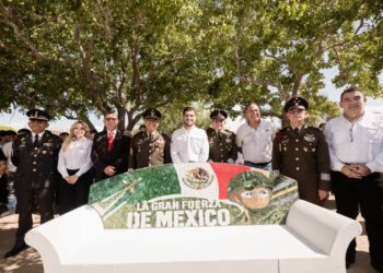 Beto Granados recibe una banca conmemorativa para el Parque Olímpico de Matamoros.